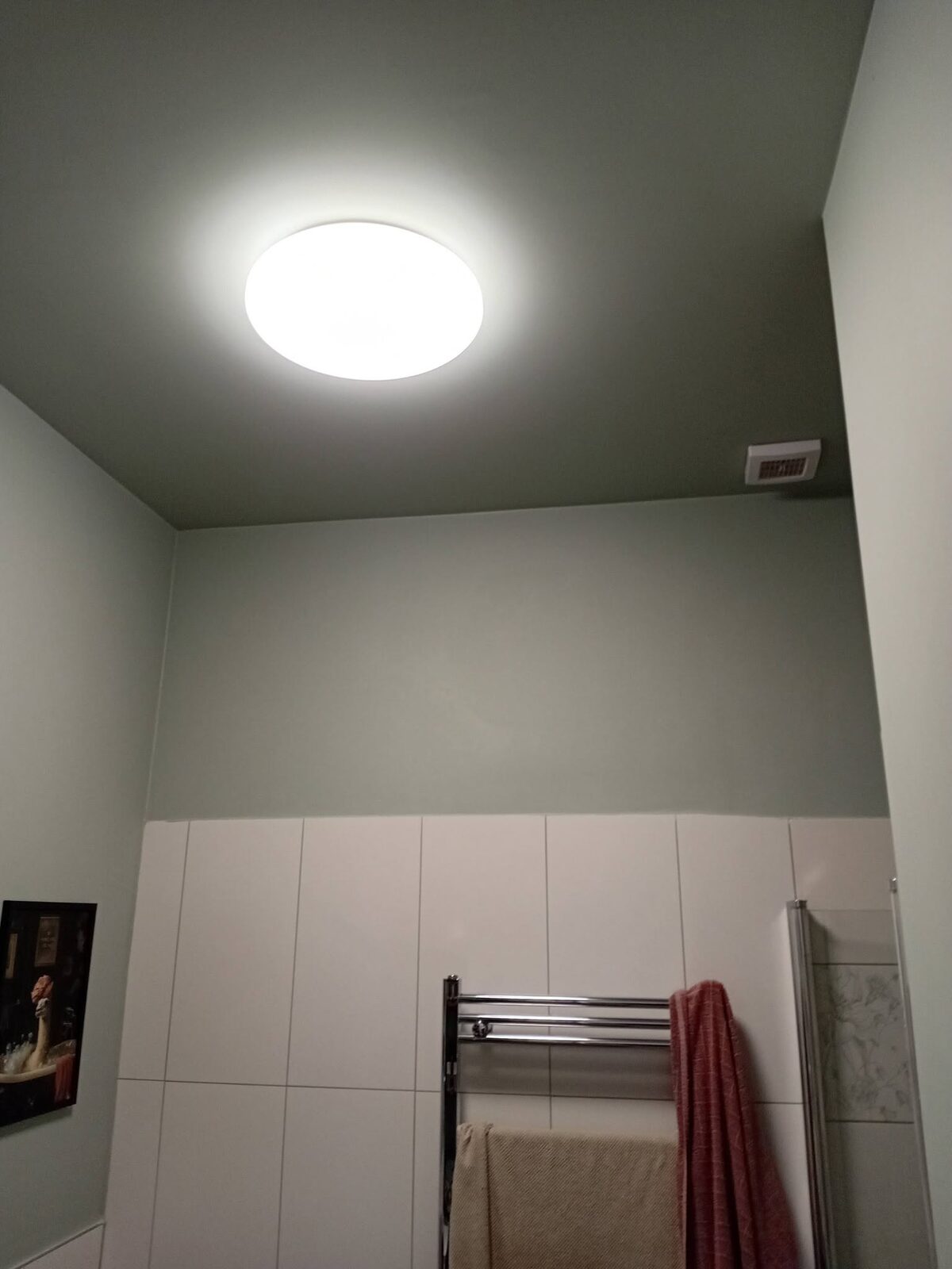Felújított fürdőszoba csempézése